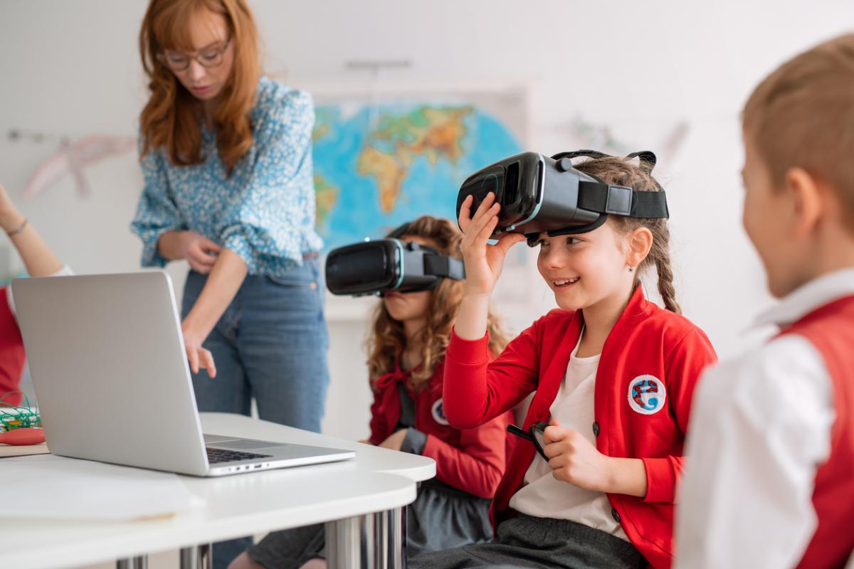 Rapaces usando lentes de realidade virtual.