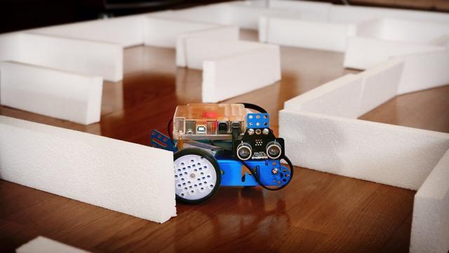 Robot arduino para saír dun labirinto.