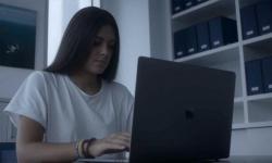Chica usando un portátil.